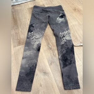 Alo Yoga Gray Printed Leggings Est Size M great condition